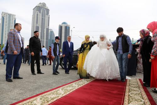 Брак чеченца и русской. Чеченец может жениться на русской православной. А вот русский православный на чеченке - никогда