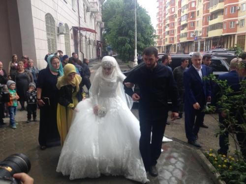 Брак чеченца и русской. Чеченец может жениться на русской православной. А вот русский православный на чеченке - никогда