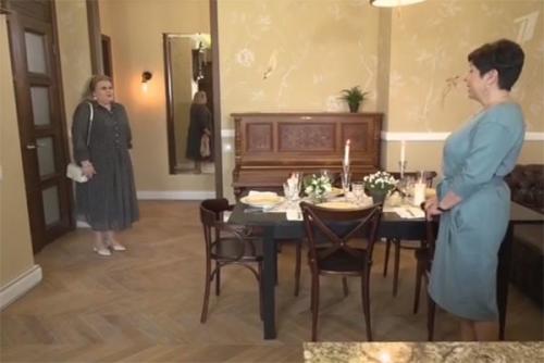 Идеальный ремонт кухня Ирины Муравьевой. Актриса оформила интерьер в классическом стиле. В жилище Ирины Муравьевой появилась идеальная семейная кухня-гостиная. Дизайнеры использовали в проекте много ручной работы – от обоев и напольной плитки до расписанных художниками тарелок.
