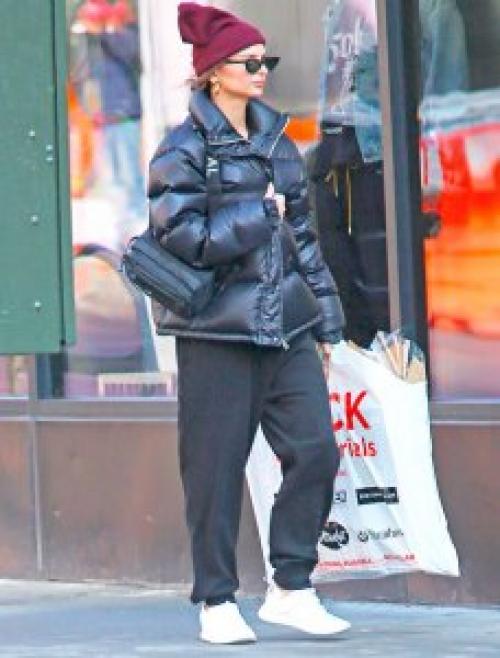 Как носить зимние кроссовки с джинсами. С чем носить белые кроссовки зимой: топ-5 образов с верхней одеждой 11