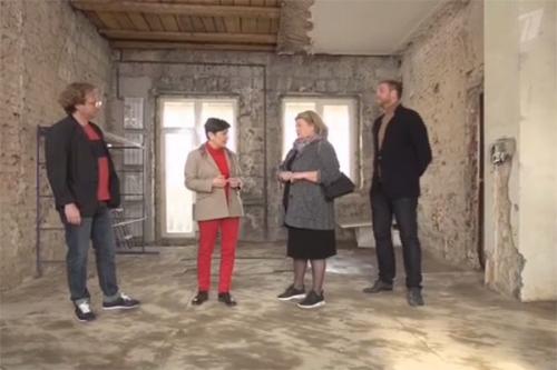 Идеальный ремонт кухня Ирины Муравьевой. Актриса оформила интерьер в классическом стиле. В жилище Ирины Муравьевой появилась идеальная семейная кухня-гостиная. Дизайнеры использовали в проекте много ручной работы – от обоев и напольной плитки до расписанных художниками тарелок.