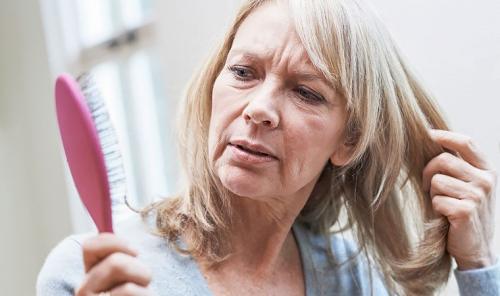 Чем старше женщина тем светлее волосы. Чем старше, тем светлее