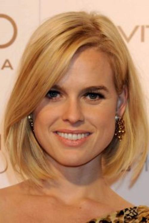 Прически в 30 лет. Какие стрижки выбрать цветущей женщине? Модные тенденции продолжают влиять на красавиц после 30-ти лет, но уже не главенствуют при выборе причёски. Высоко ценятся варианты, которые соответствуют базовым критериям: