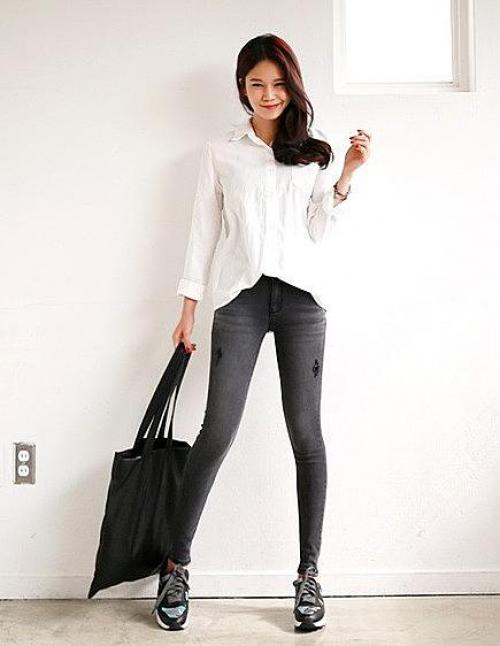 Лук с серыми джинсами. С чем носить