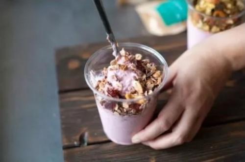 Как есть семена чиа с йогуртом. Йогурт с Чиа, ягодами и овсянкой