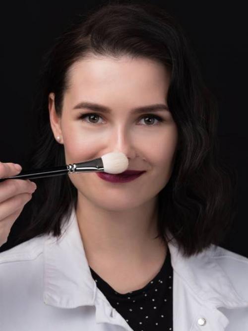 Куда наносить хайлайтер блестящий. Как наносить хайлайтер на лицо?