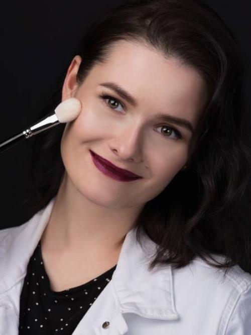 Куда наносить хайлайтер блестящий. Как наносить хайлайтер на лицо?