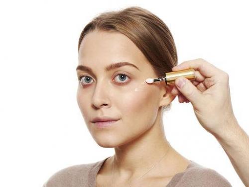 Куда наносить хайлайтер блестящий. Как наносить хайлайтер на лицо?