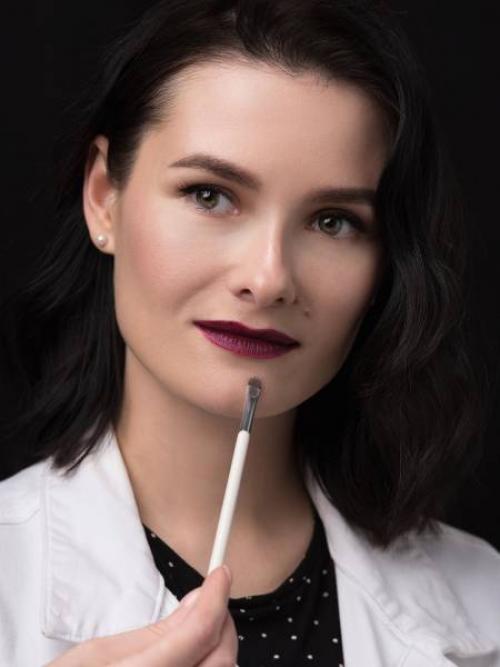 Куда наносить хайлайтер блестящий. Как наносить хайлайтер на лицо?