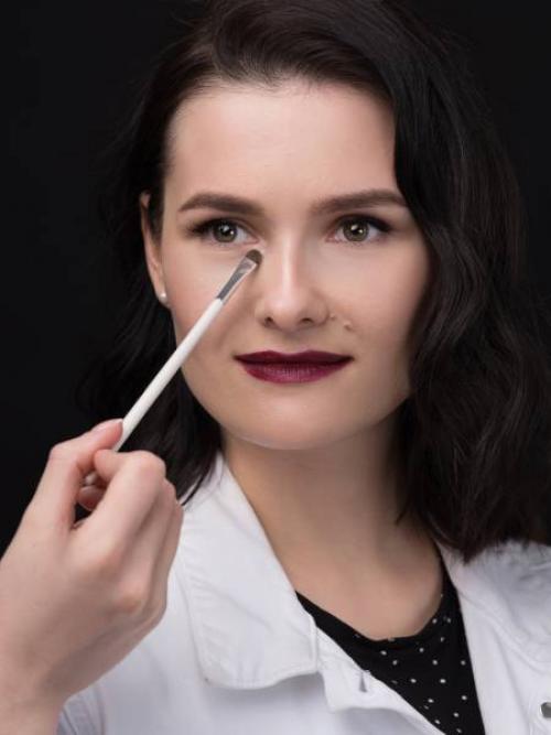 Куда наносить хайлайтер блестящий. Как наносить хайлайтер на лицо?