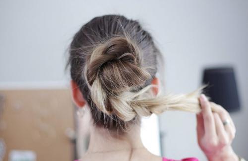 Прически самой себе пошагово. Самые простые и легкие прически самой себе за 5 минут поэтапно