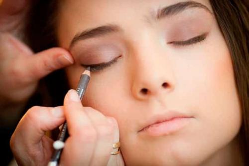 Как красить миндалевидные глаза карандашом. Как краситься карандашом