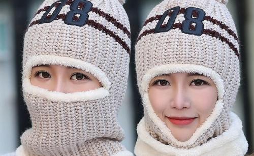 Какой головной убор носить с пуховиком женщине 50 лет. Фото модных вязаных шапок для женщин 50 лет, стильные виды и фасоны 16 Какой головной убор носить с пуховиком женщине 50 лет. Фото модных вязаных шапок для женщин 50 лет, стильные виды и фасоны 16