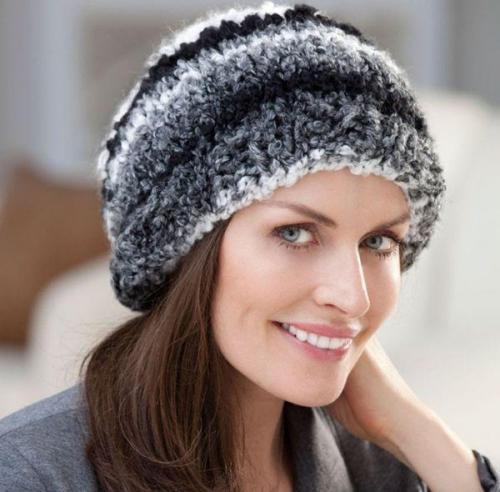Какой головной убор носить с пуховиком женщине 50 лет. Фото модных вязаных шапок для женщин 50 лет, стильные виды и фасоны
