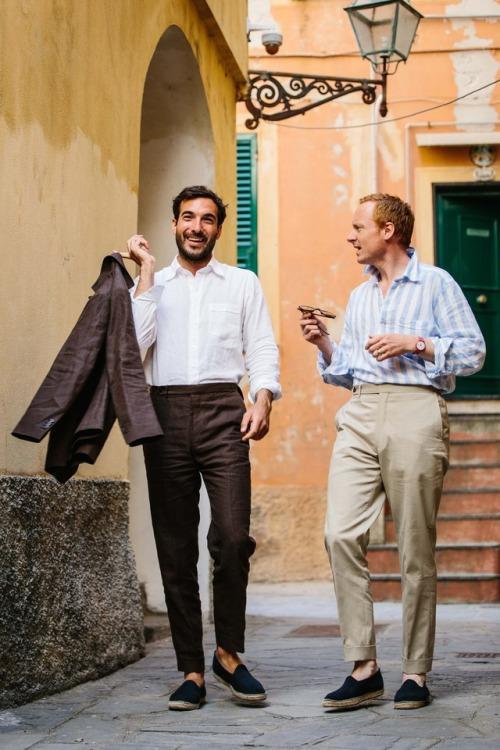 Чем отличается Блузка от рубашки. Летние блузы Блузка или рубашка есть в гардеробе каждой представительницы прекрасного пола. При этом далеко не все знают, чем они отличаются. А ведь это абсолютно разная одежда, подходящая под определенный образ. 12