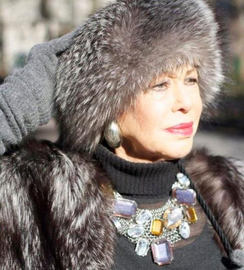 Зимние головные уборы для женщин посл.  Модели модных зимних шапок для женщин после 50 лет