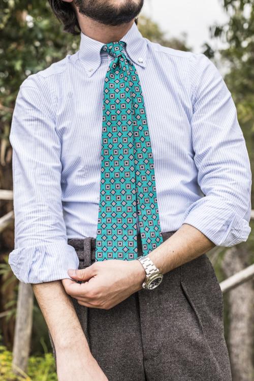 Чем отличается Блузка от рубашки. Летние блузы Блузка или рубашка есть в гардеробе каждой представительницы прекрасного пола. При этом далеко не все знают, чем они отличаются. А ведь это абсолютно разная одежда, подходящая под определенный образ. 09