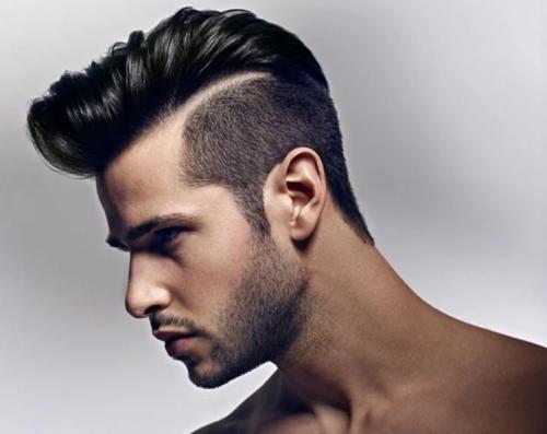 Торчат волосы по бокам парень. Мужские стрижки для людей с большими ушами