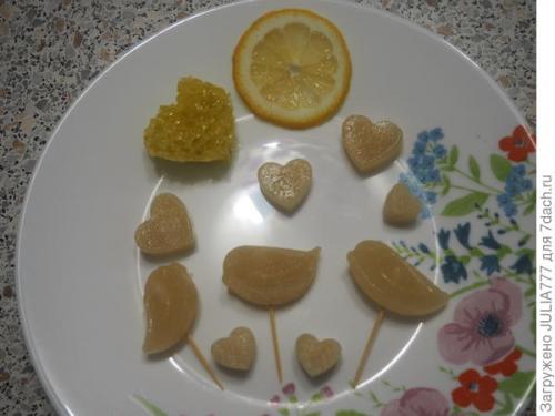 Чай с медом и лимоном от горла. Если горло заболело - леденцы вступают в дело! Мёд с лимоном добавляем, осень без ангин встречаем!