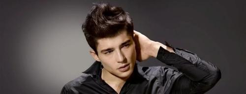 Торчат волосы по бокам парень. Мужские стрижки для людей с большими ушами