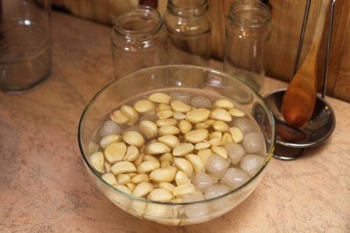 2 зубчика чеснока. Чесночная вода по рецепту бабушки Гали поставила меня на ноги. От целого букета болезней!