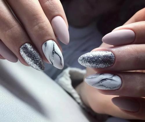 Маникюр три цвета с блестками. Маникюр для скромных леди