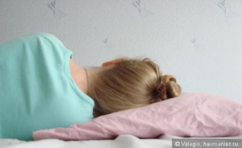 Как закалывать длинные волосы на ночь. Как спят ваши волосы? Влияние кос, пучков и жгутов на волосы во время сна.
