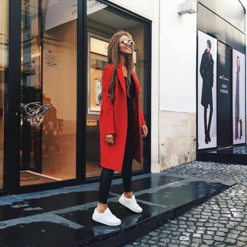 Черное пальто с кроссовками. Правильное сочетание цветов