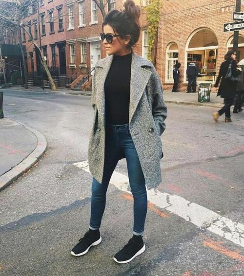 Черное пальто с кроссовками. Правильное сочетание цветов