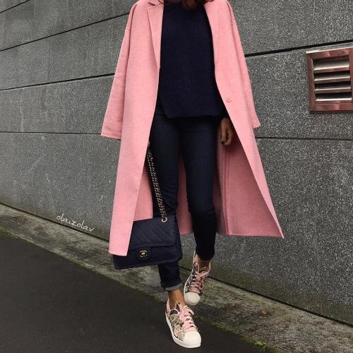 Черное пальто с кроссовками. Правильное сочетание цветов