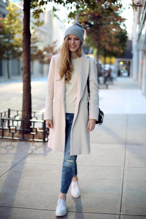 Пальто с кроссовками белыми. Какое пальто подойдёт для комбинирования с белыми кроссовками