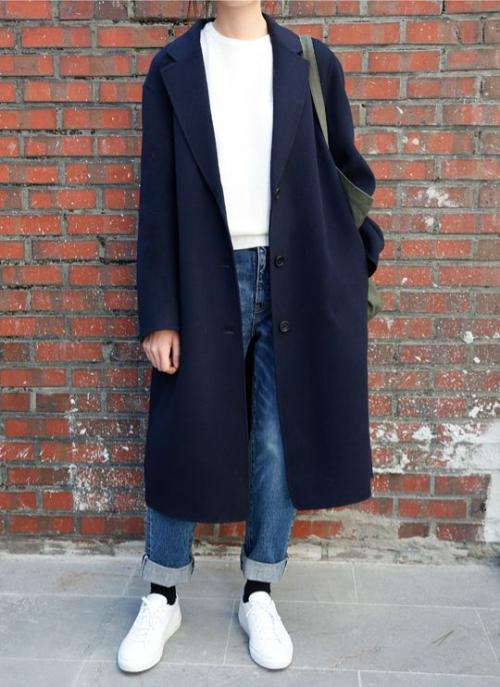 Черное пальто с кроссовками. Правильное сочетание цветов