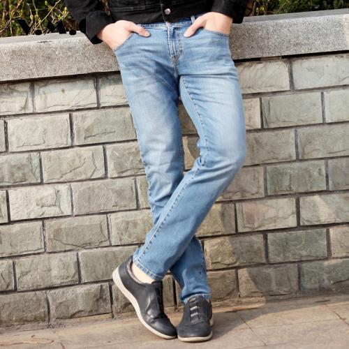 Как носить джинсы мужчинам. Особенности модели