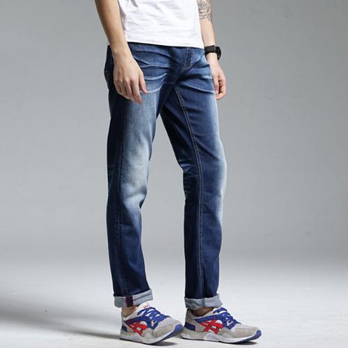 Как носить джинсы мужчинам. Особенности модели
