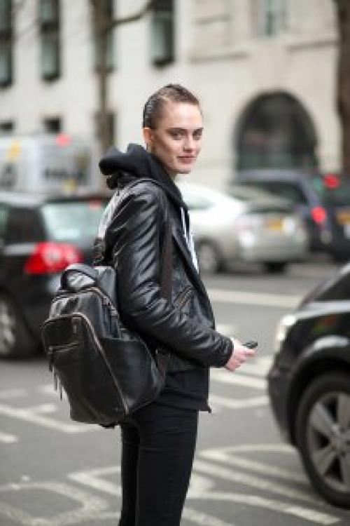 Как сочетать пальто и рюкзак. Кожаный рюкзак – люксовый аксессуар для любого стиля