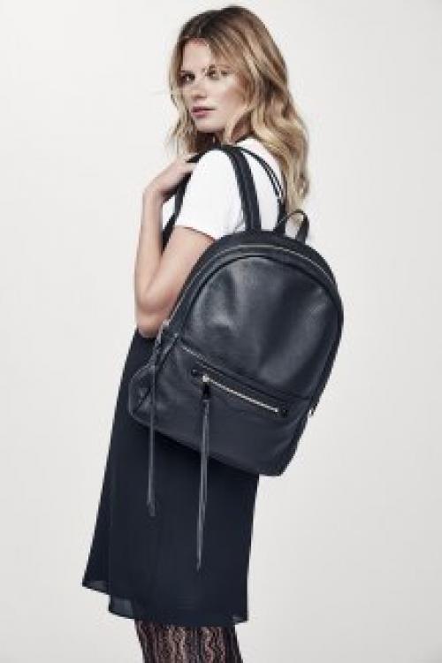 Как сочетать пальто и рюкзак. Кожаный рюкзак – люксовый аксессуар для любого стиля