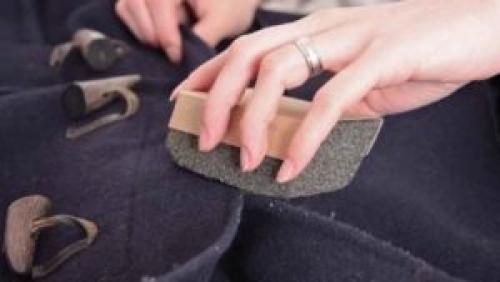 Как почистить пальто от катышек. Как убрать катышки с пальто