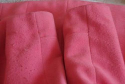 Как почистить пальто от катышек. Как убрать катышки с пальто