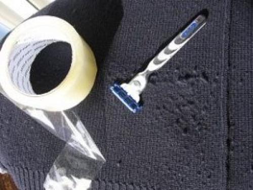 Как почистить пальто от катышек. Как убрать катышки с пальто