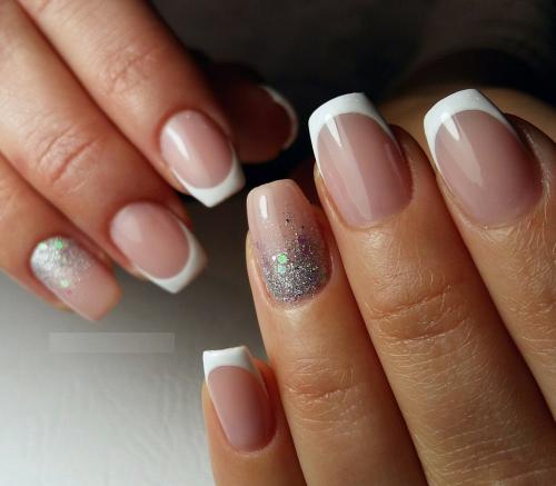 Френч ярко розовый с блестками. Французский маникюр с блестками: где расположить декор