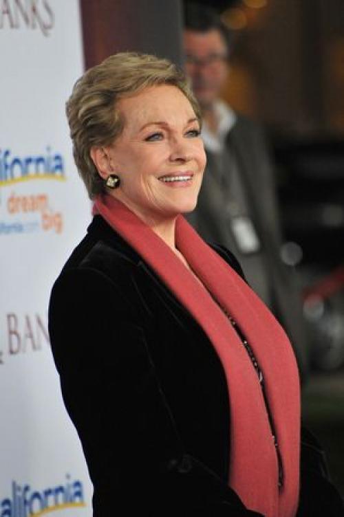 Стрижка для кудрявых волос 2019. Сексуальность зашкаливает: трендовое платье, которое сделает тебя богиней стиля 11