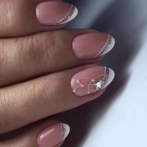 Френч ярко розовый с блестками. Французский маникюр с блестками: где расположить декор