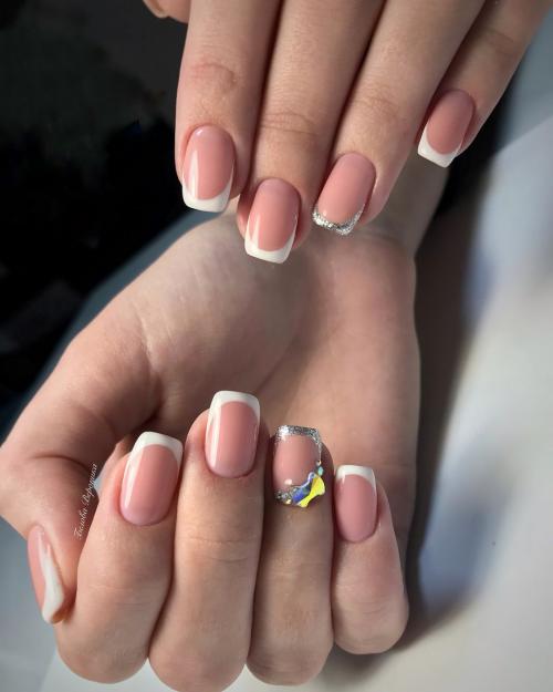 Френч ярко розовый с блестками. Французский маникюр с блестками: где расположить декор