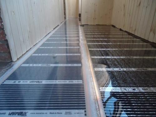 Какие факторы необходимо учитывать при выборе материала для утепления пола на балконе