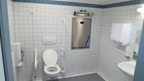 Как выбрать стул туалет для пожилых людей. Основные критерии при выборе стула-туалета