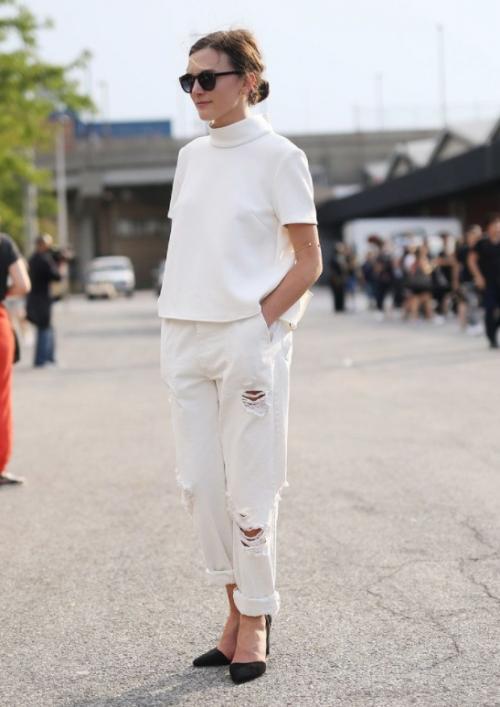 С чем можно носить белые рваные джинсы. С чем носить белые женские джинсы и фото модных образов