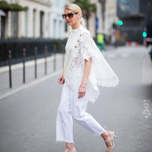 С чем можно носить белые рваные джинсы. С чем носить белые женские джинсы и фото модных образов 25