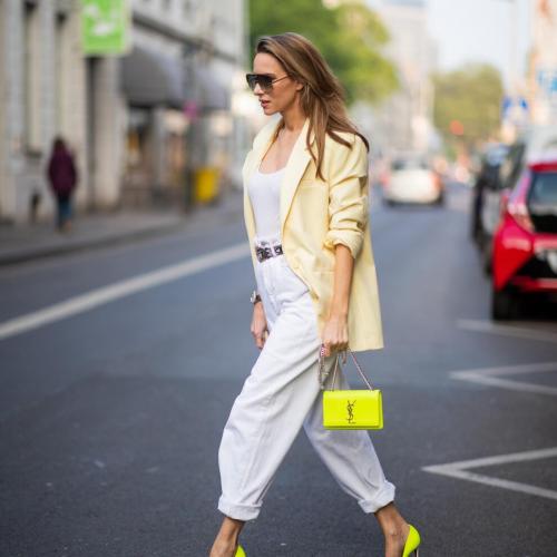 С чем можно носить белые рваные джинсы. С чем носить белые женские джинсы и фото модных образов 29