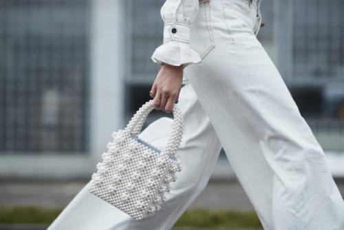 С чем можно носить белые рваные джинсы. С чем носить белые женские джинсы и фото модных образов