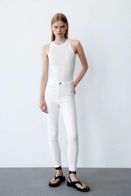 С чем носить белые джинсы 2023. С чем носить белые джинсы: стильные луки на заметку